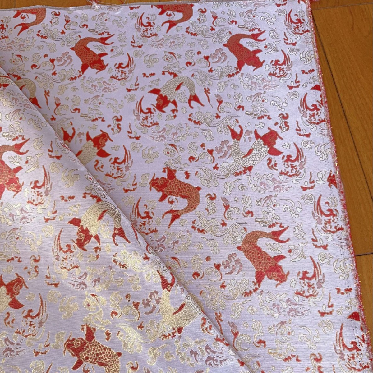 仿宋锦红金鲤鱼国风提花面料 马甲旗袍裙子女装服装面料箱包抱枕