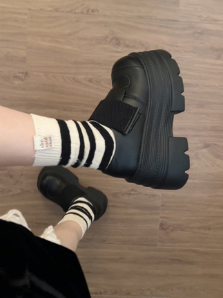 Black Velcro Thick-Soled Leather Shoes for Women 2025 New Autumn Versatile Mary Jane Shoes That Can Be Paired with Skirts