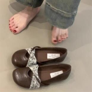 不累脚隐形内增高平底2026春夏季小众设计感软底棕色方头单鞋女