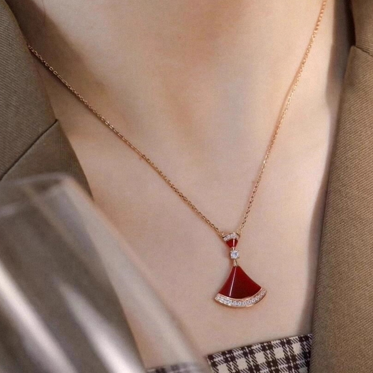 明星同款轻奢小裙子项链女18K玫瑰金彩金白贝母莫桑钻扇子锁骨链