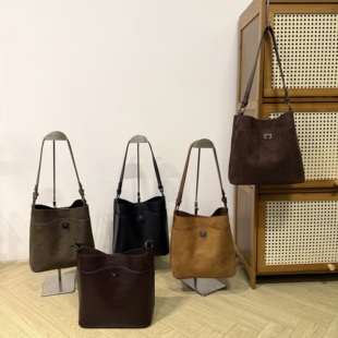 欧比 超火绒面质感锁扣水桶包复古气质极简风通勤百搭托特子母包