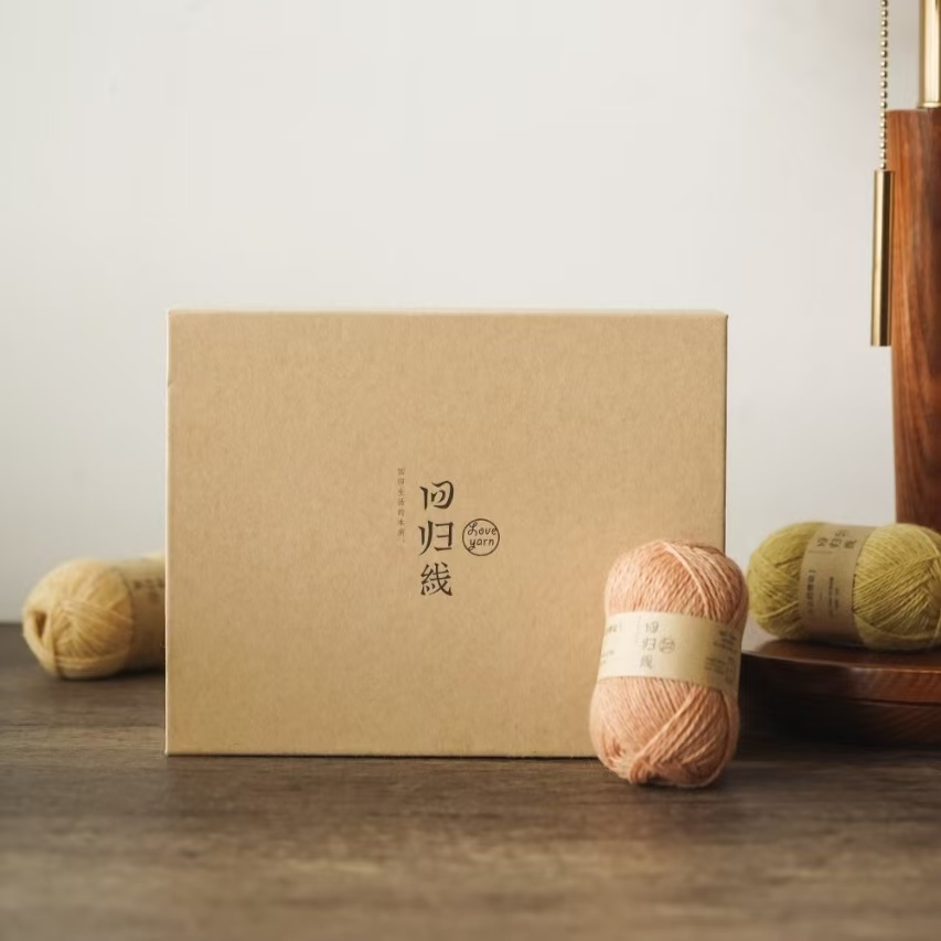 手工钩针编织中粗牛奶棉毛线团