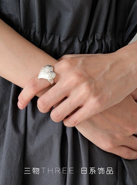 THREE日系小众设计款复古立体雕花桃心戒指个性纹理指环