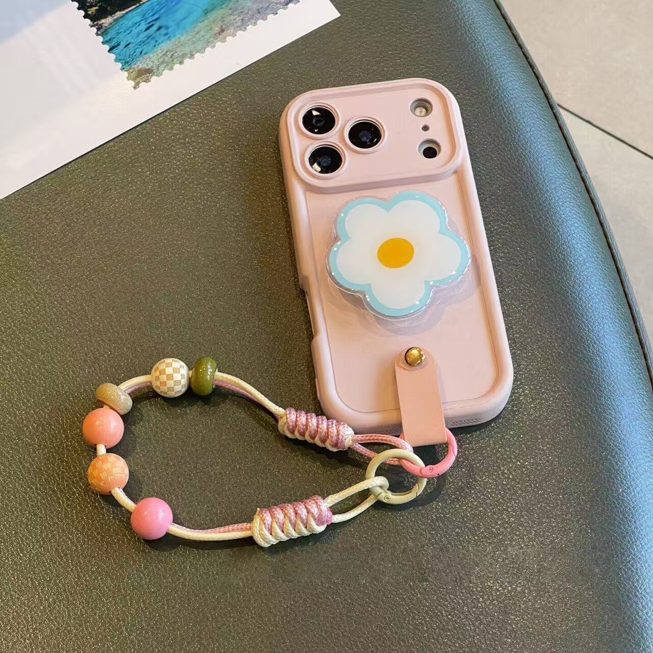 夏季ins少女粉蓝撞花朵支架17promax手腕带绳适用苹果16pro手机壳iphone13串珠手绳15pro便捷手提14/12防摔