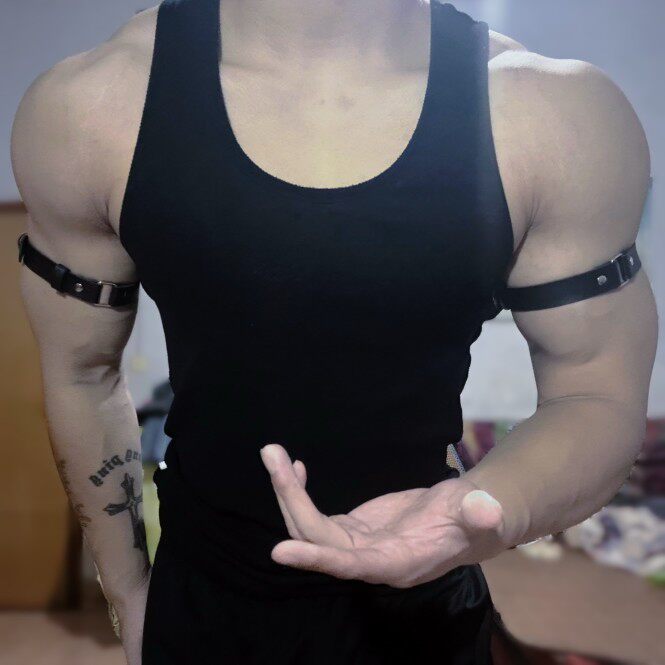 男生皮革臂环体育生1S衬衫袖箍袖环肌肉男0M可调节简约臂环束缚带