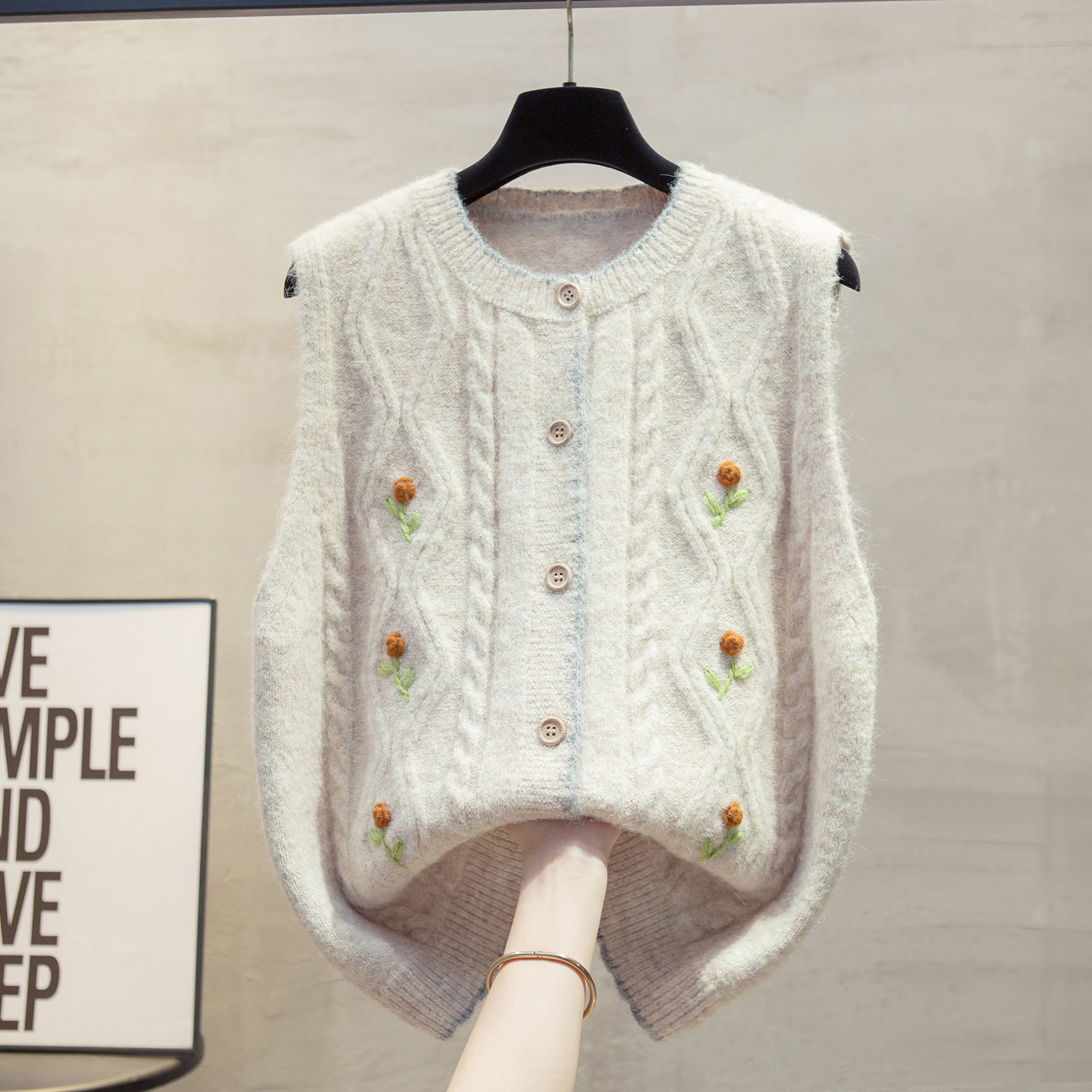 手工花圆领开衫针织马甲背心女2026春秋新款宽松马夹麻花毛衣坎肩