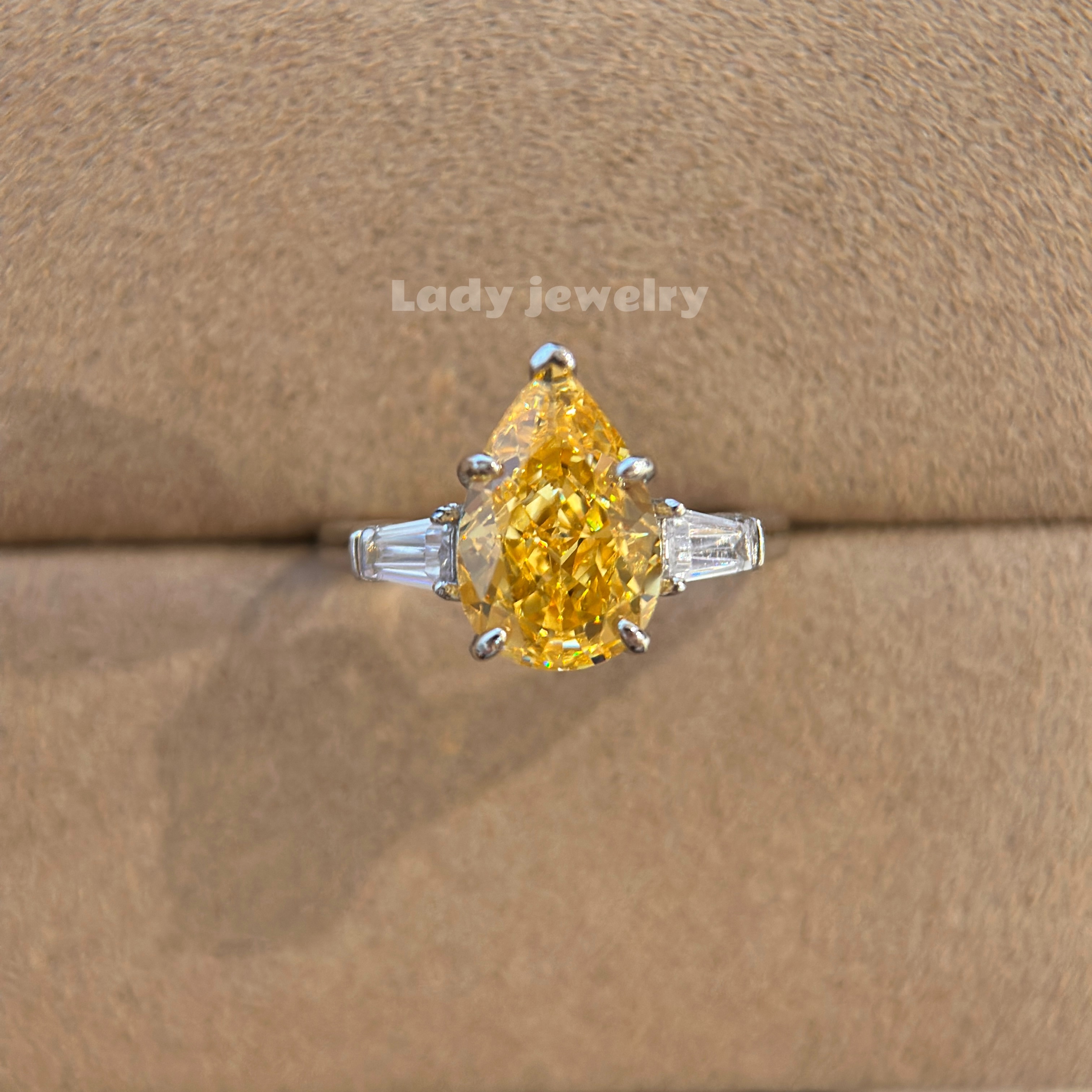 蕾迪经典三石水滴冰花钻戒指