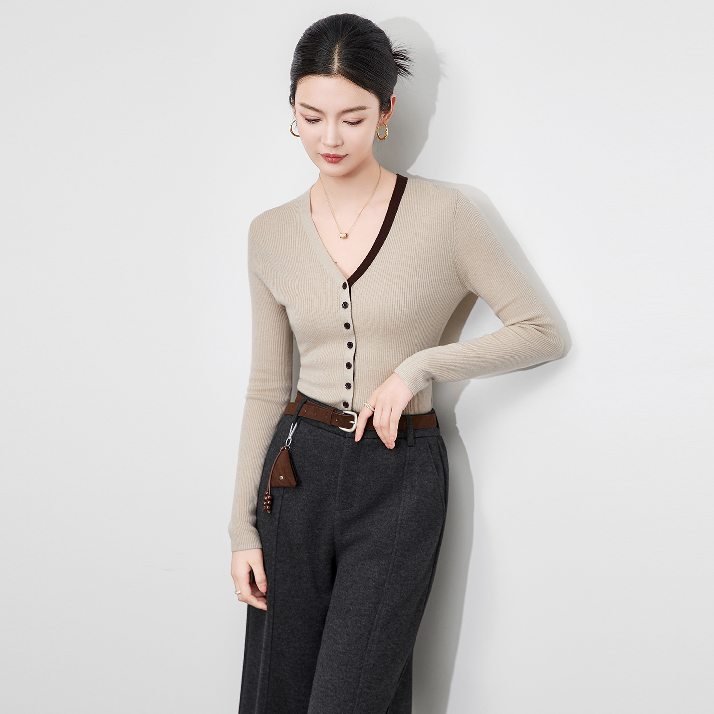 2025秋冬新款高级感撞色V领针织衫羊毛长袖打底叠穿修身显瘦上衣