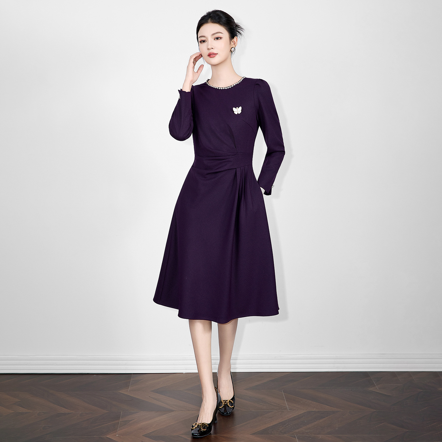 轻奢高级感气质优雅褶皱收腰紫色连衣裙显瘦宴会礼服裙秋冬新款