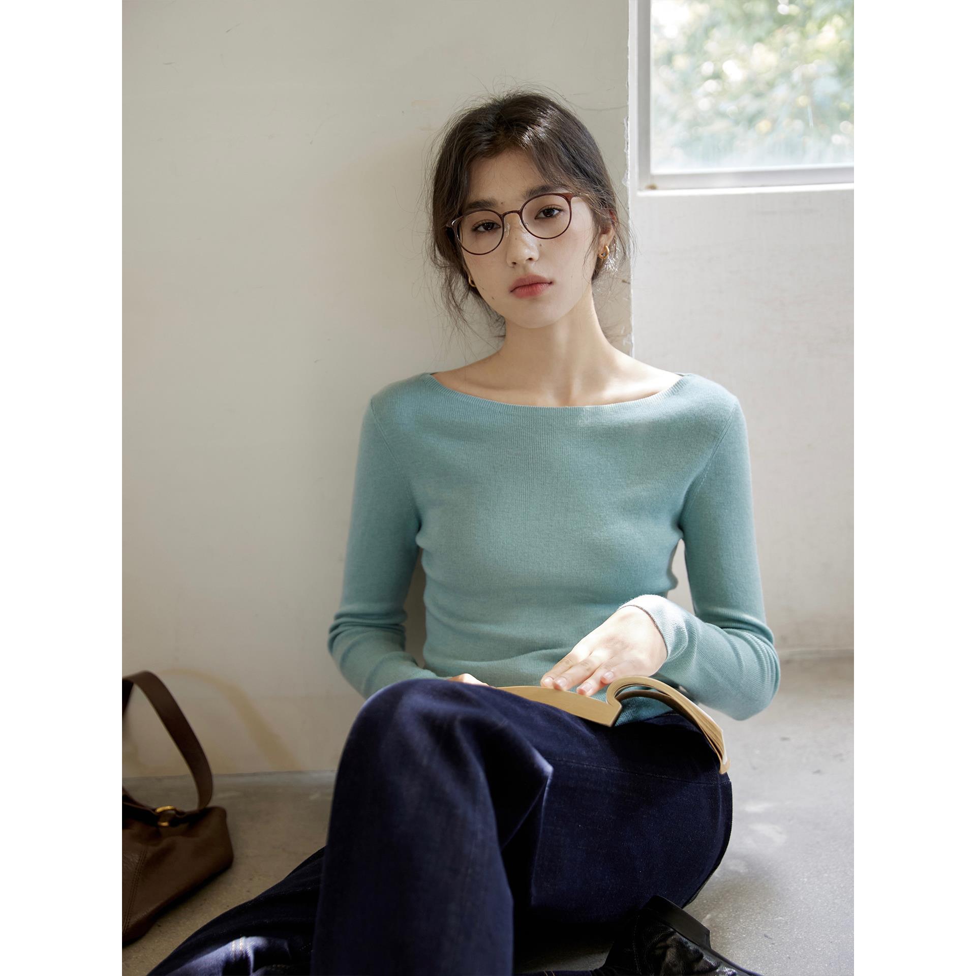 湖蓝色一字肩领长袖针织打底衫女秋季高级感修身显瘦法式内搭上衣