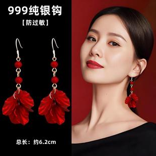 过年耳饰女 秋冬喜庆时尚 高级感红色花瓣耳钉新娘耳环2025新款 爆款