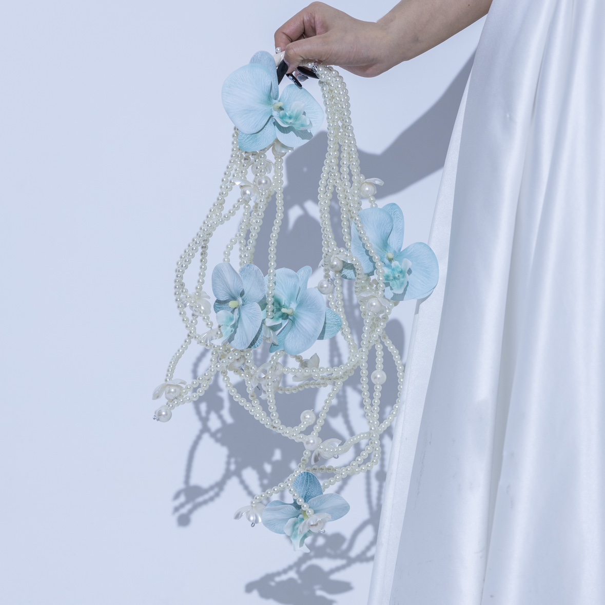 高级感蝴蝶兰瀑布仿真花新娘水滴手捧花结婚摄影珍珠手链花束婚礼