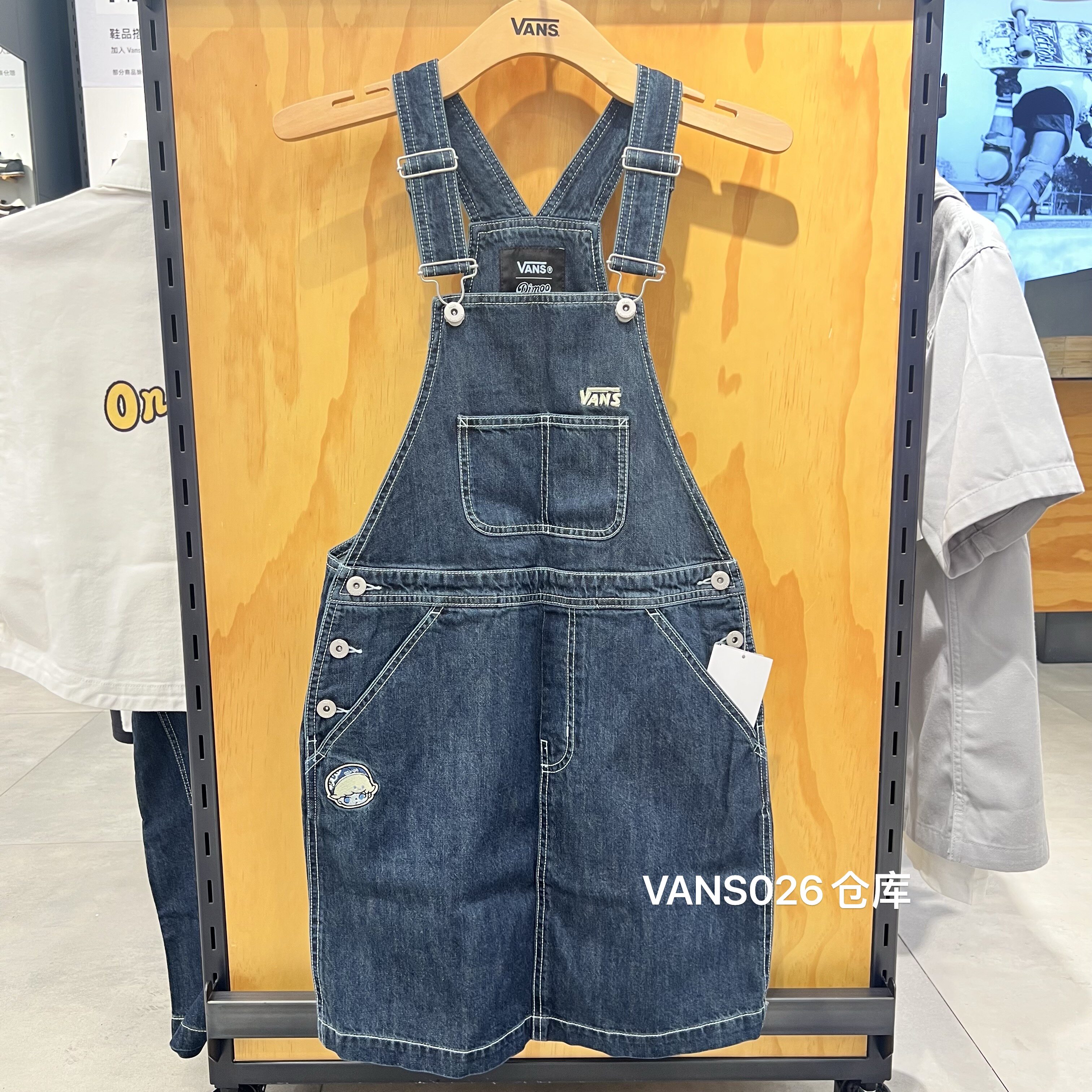 Vans × DIMOO WORLD 联名系列女子休闲牛仔背带裙 VN000ZT5GMS