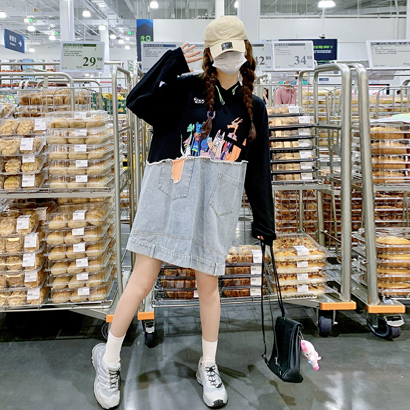 黑色卡通印花牛仔拼接卫衣裙女2025春季新款高级感宽松休闲连衣裙