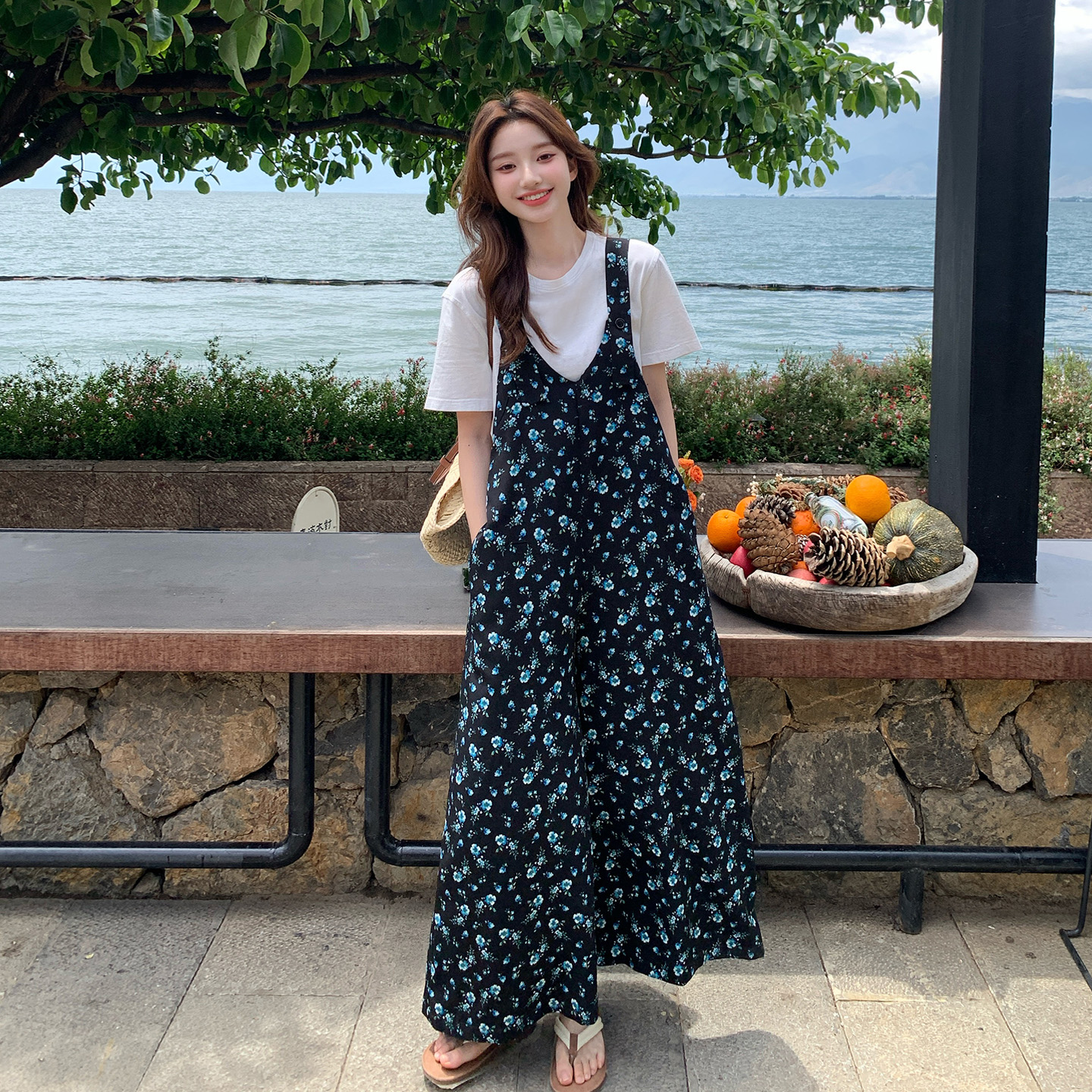 海边度假碎花背带裤女2025夏季新款韩系慵懒风宽松显瘦阔腿连体裤