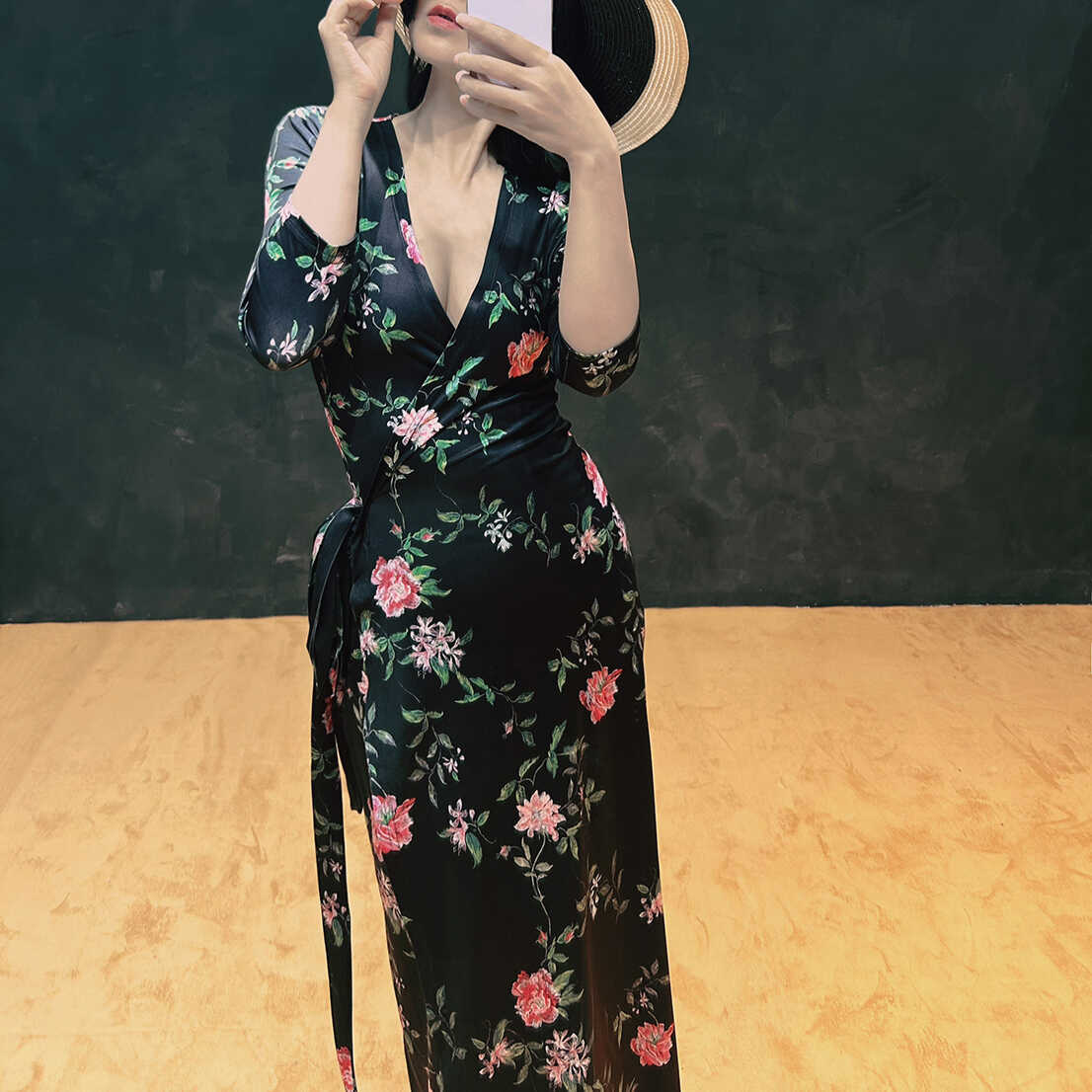 一片式黑色春款玫瑰粉花一片式