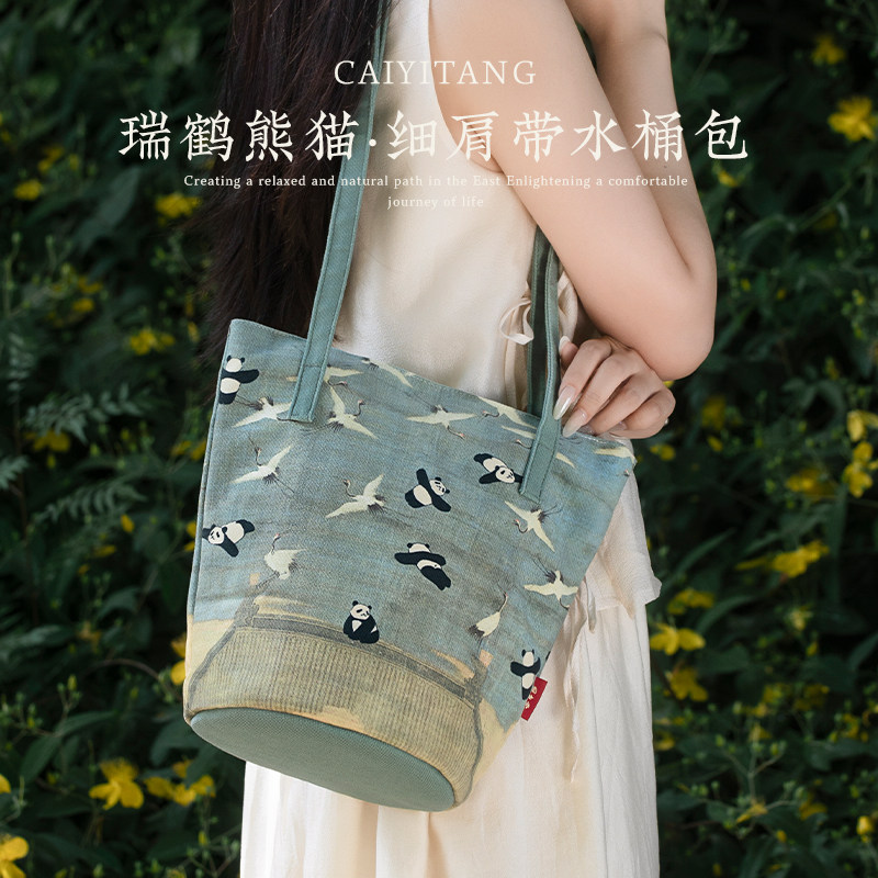彩衣堂中式国风熊猫仙鹤水桶包手提手拎单肩腋下拉链大容量书包W,节庆用品/礼品,文化创意包/袋,淘宝优惠券,粉丝福利购,淘宝优惠卷