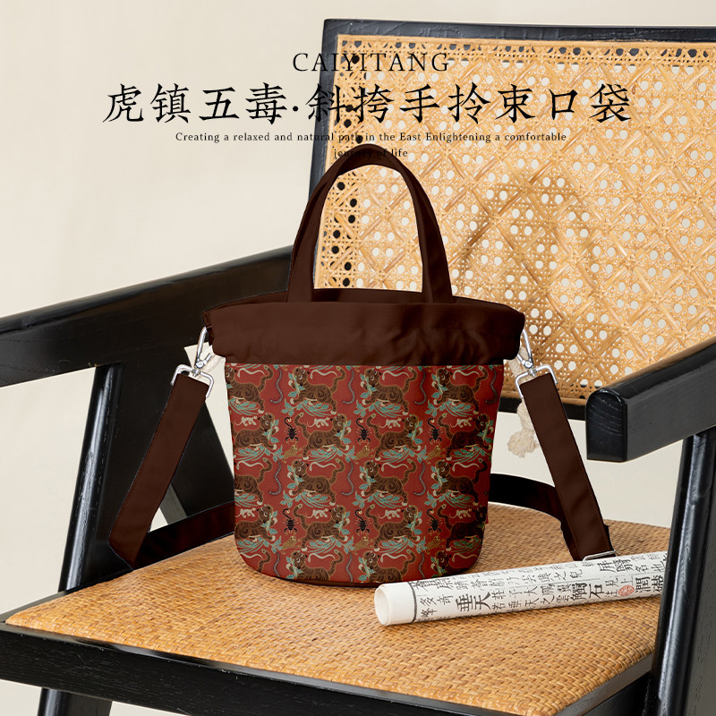 彩衣堂国风新中式手拎抽绳束口袋水桶包单肩斜挎手提汉服文创礼物