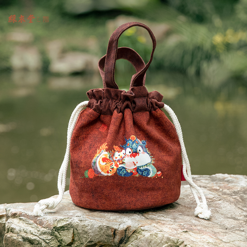 彩衣堂×黑森 国风新年龙年抽绳束口袋手提拎手机遛弯收纳水桶包