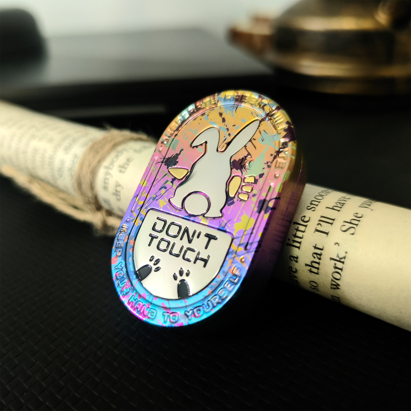 钛泼墨暴躁兔旋转律动解压玩具