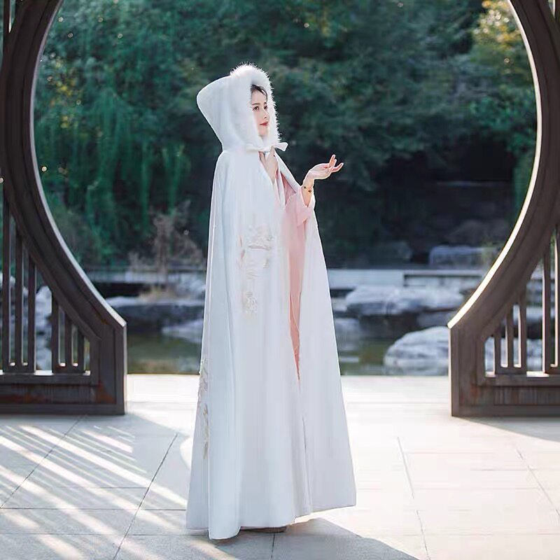白色冬季加厚保暖汉服连帽斗篷图片