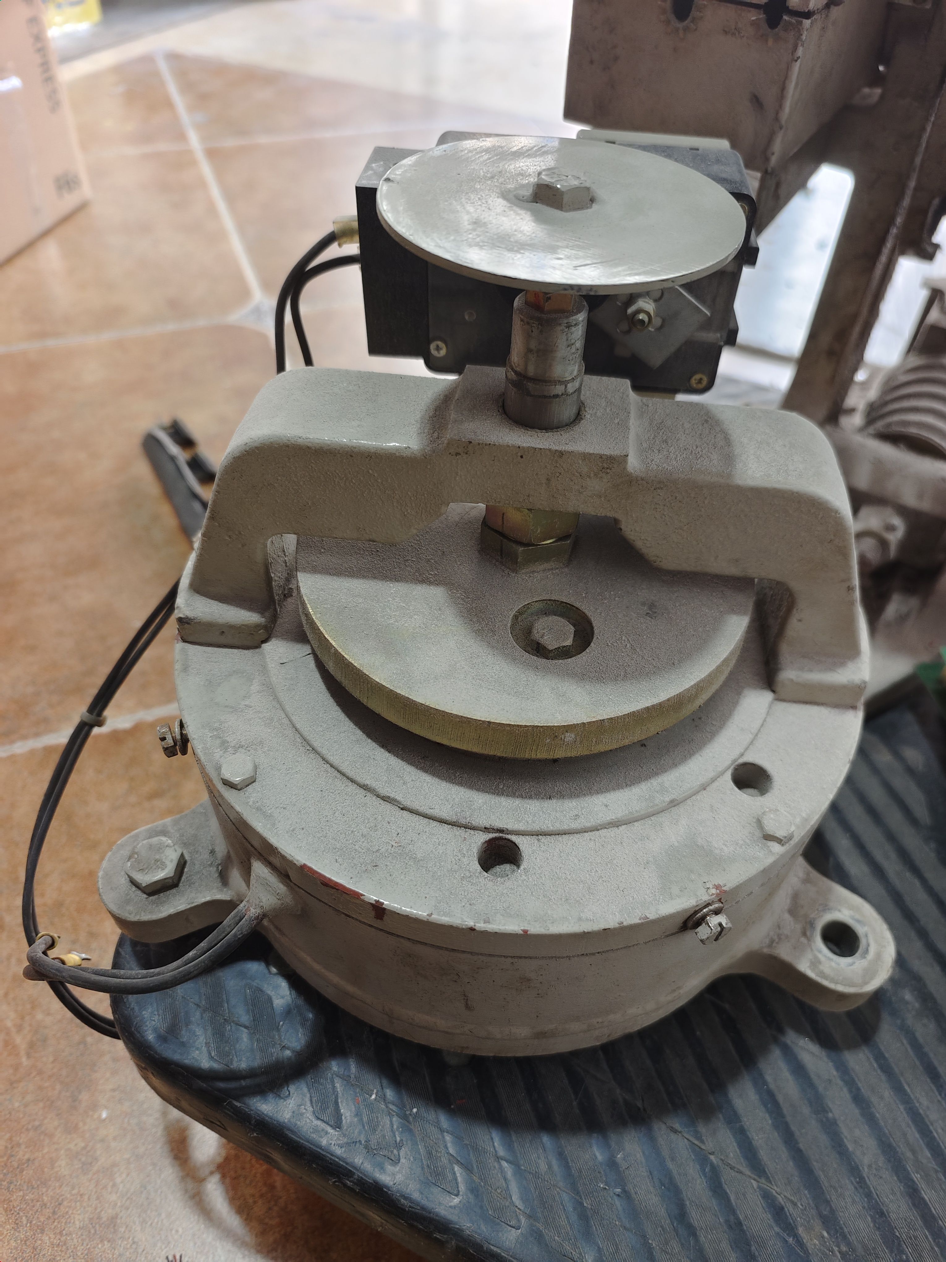 东芝TL70电梯制动器 9617294 5661832DW202 CRI-635 东芝电梯抱闸