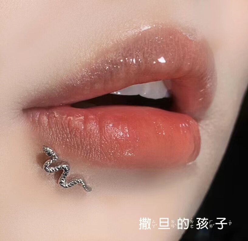 SATANS CHILD SNAKE WINGS LIP STUDS TITANIUM STEEL BABES PUNK GOTHIC 1.2 THICK INTERNAL THREADS EAR STUDS SWEET COOL