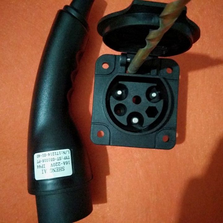 老年四轮电动车充电插头