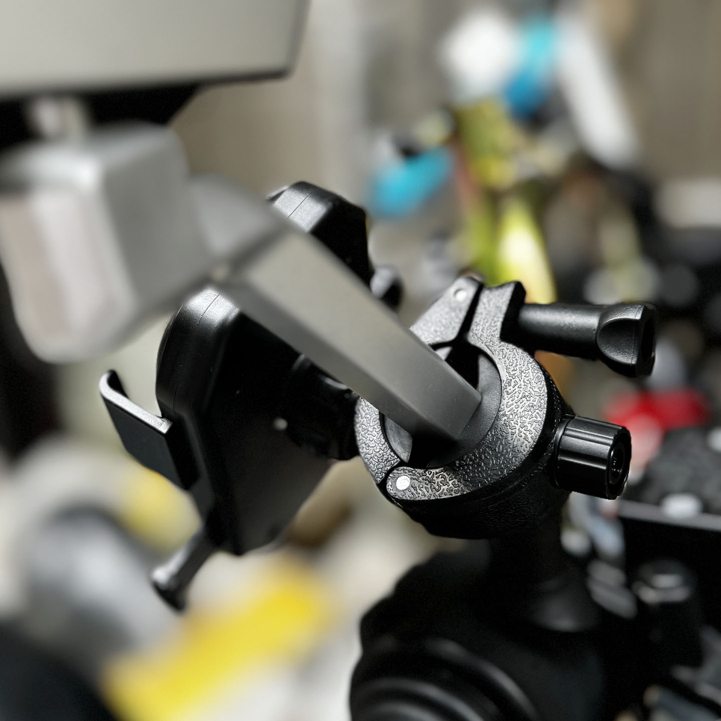 电动车后视镜杆手机支架摩托车骑行导航手机夹防震免拆反光镜支夹