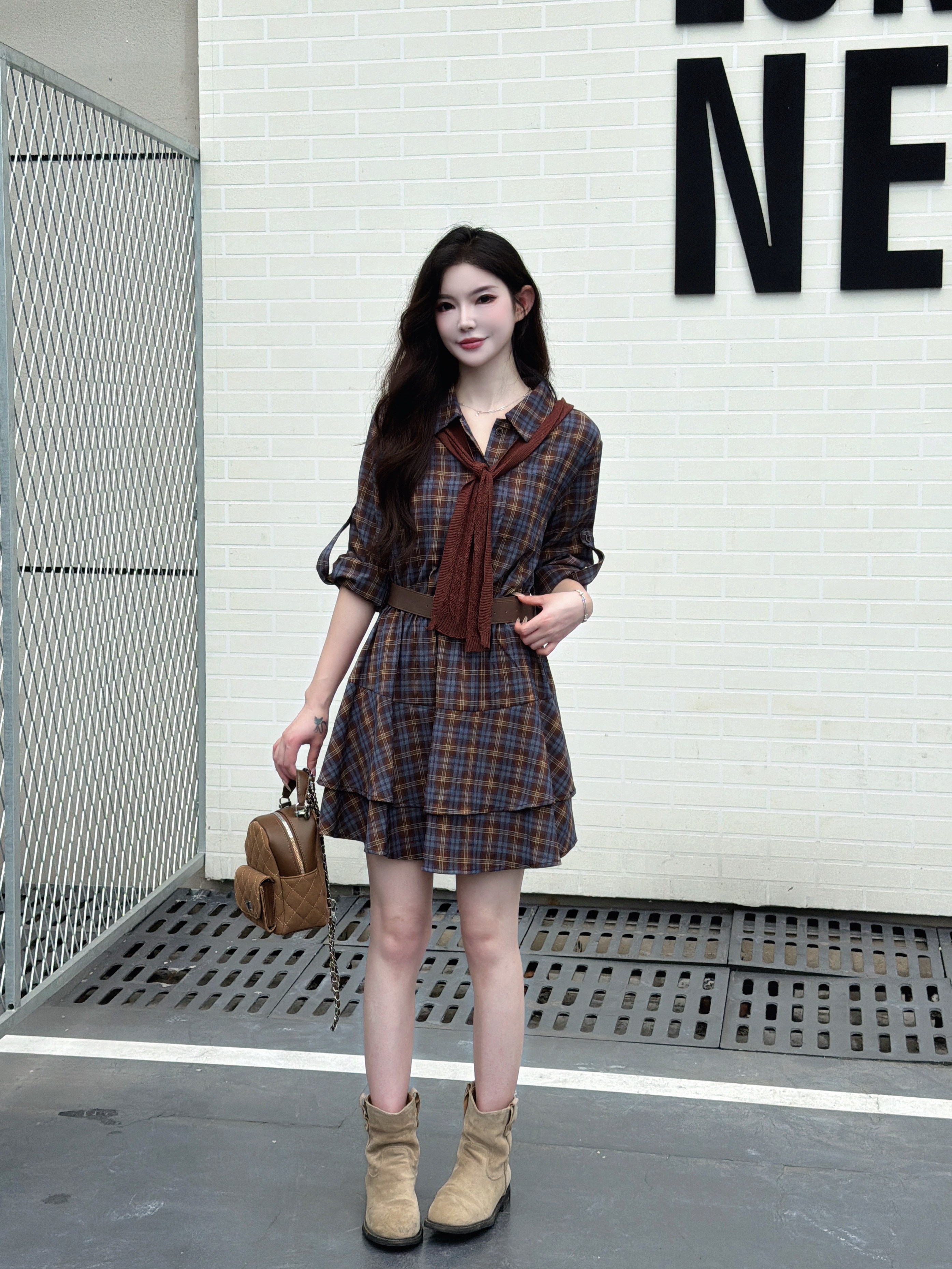 时尚翻领长袖衬衣连衣裙女秋季新款收腰显瘦减龄复古格纹A字裙子