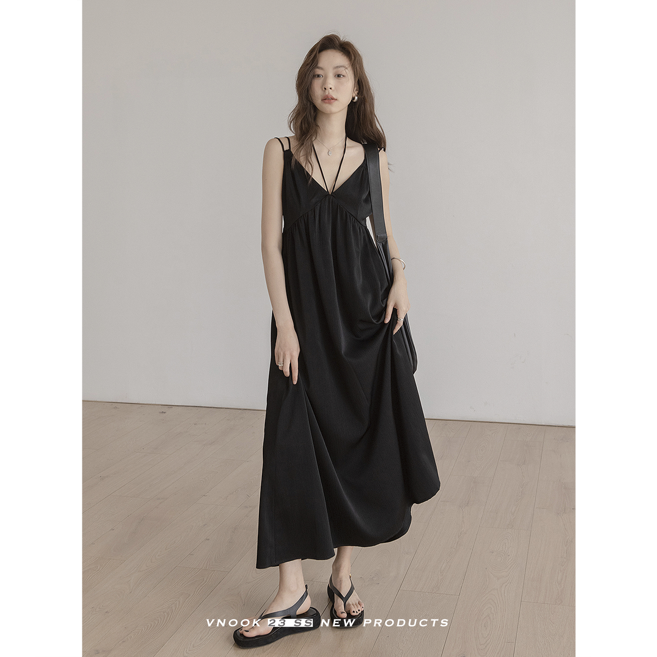 VNOOK  白色连衣裙女夏新款显瘦高级感气质纹理垂感V领吊带长裙子