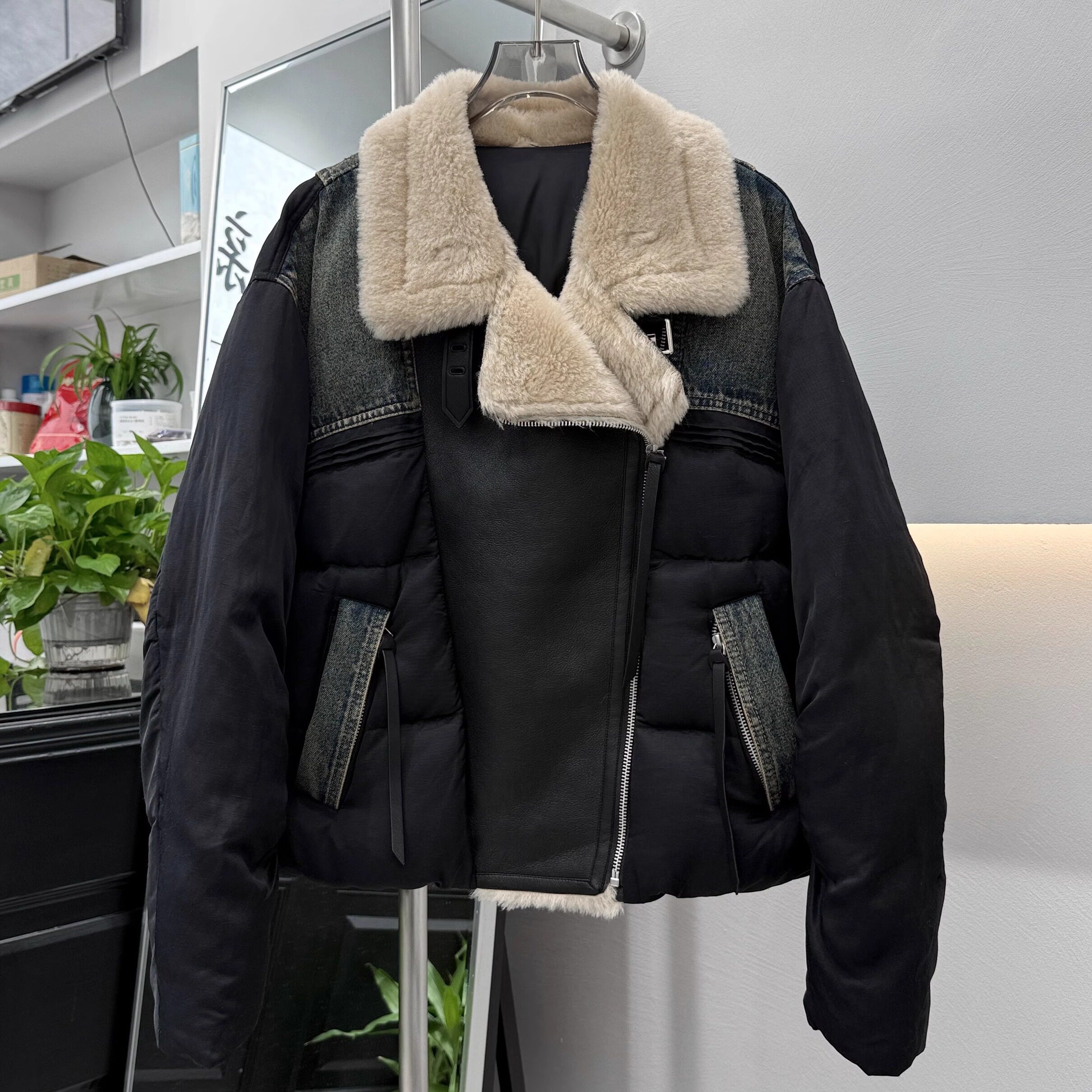 时尚牛仔拼接大毛领翻领羽绒服女