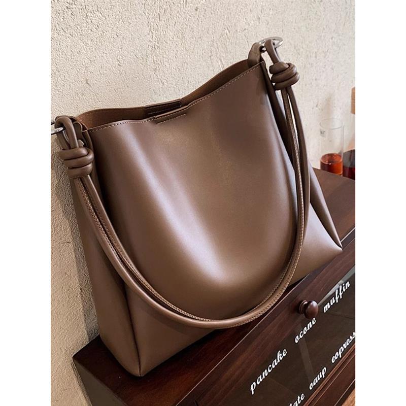 流行包包女大容量2025新款单肩秋冬复古时尚质感百搭水桶包