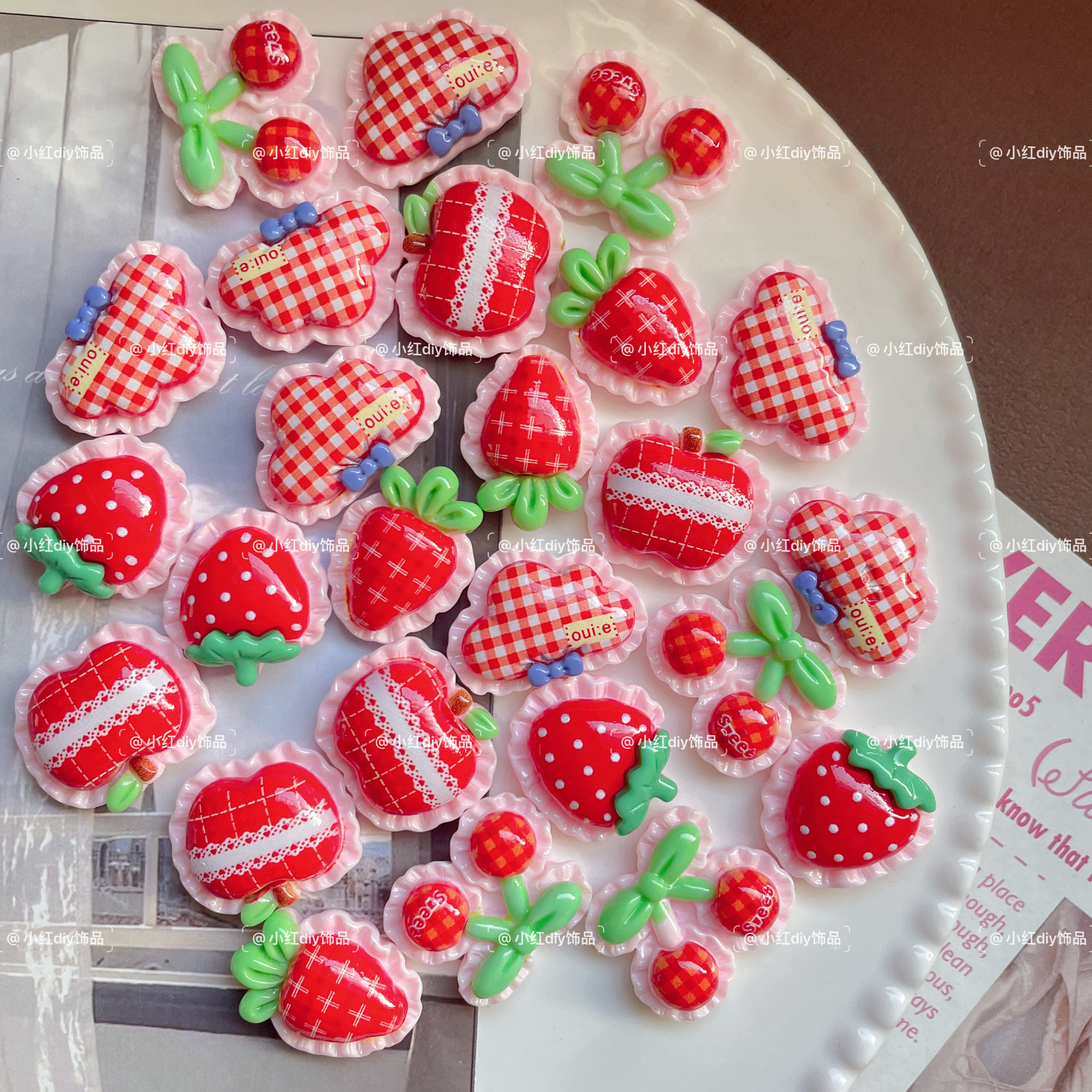 小卡～可爱草莓红色格纹diy奶油胶树脂配件鞋花扣装饰杯贴手机壳