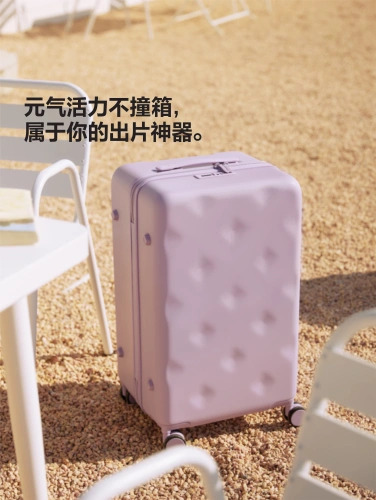 Вместительный и большой универсальный чемодан на колесиках