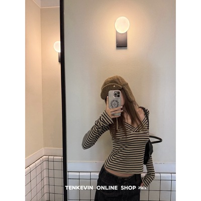 十一石 视角纸片人!短款v领条纹长袖T恤女小个子修身显瘦打底衫ll