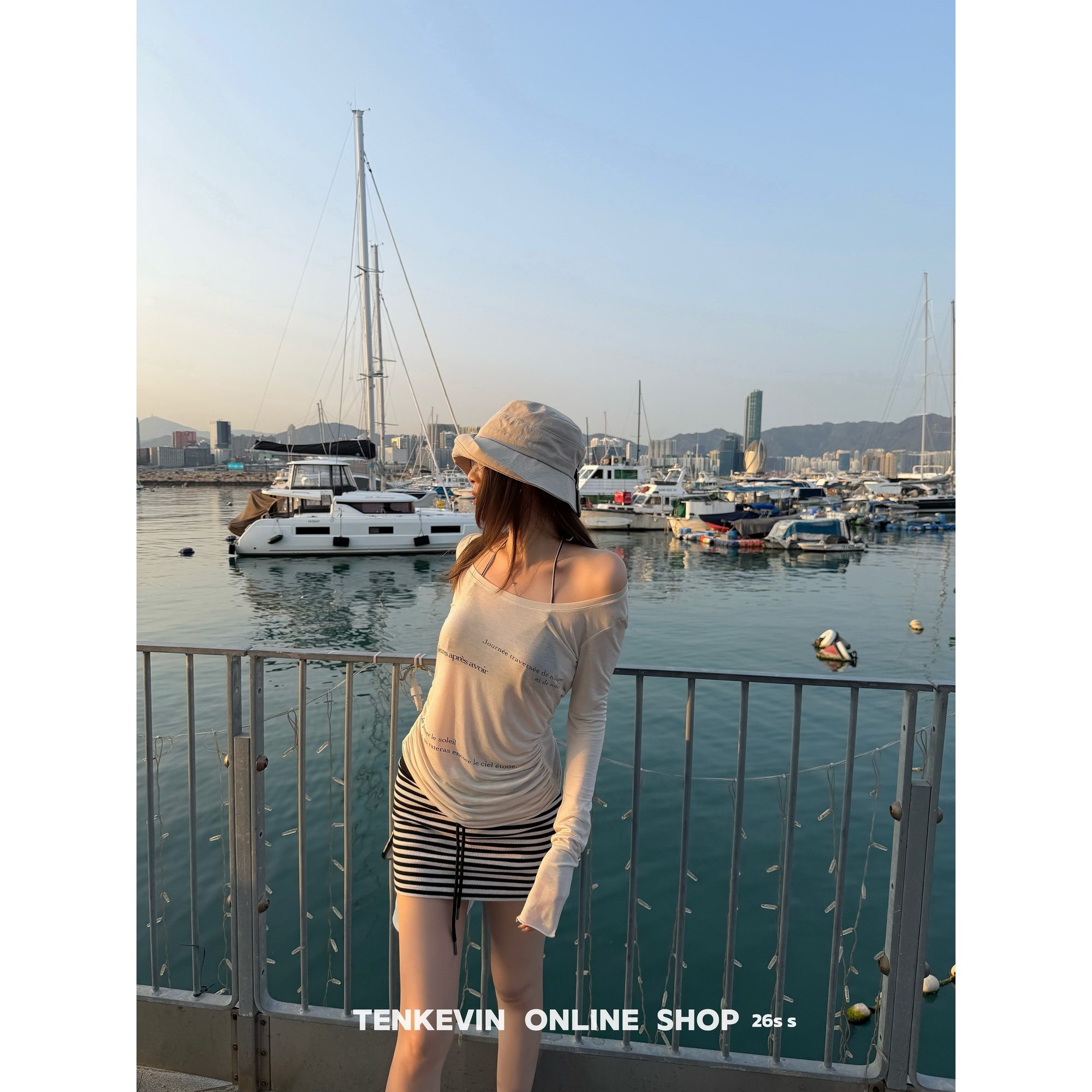 十一石 谁穿谁瘦 微透U领收腰长袖天丝T恤女字母印花防晒薄款上衣