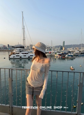 十一石 谁穿谁瘦 微透U领收腰长袖天丝T恤女字母印花防晒薄款上衣