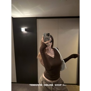 十一石 秋冬日常好搭！修身V领天丝打底衫女小个子长袖套头上衣