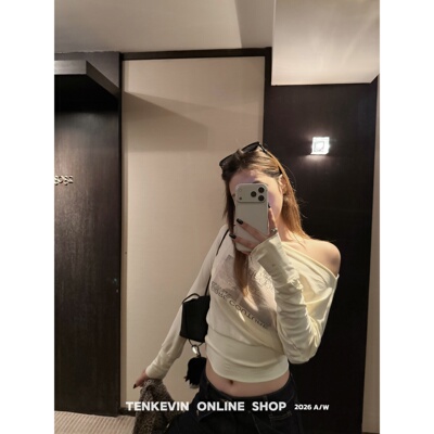 十一石 美式辣妹 设计感斜肩长袖t恤女收腰显瘦短款复古印花上衣