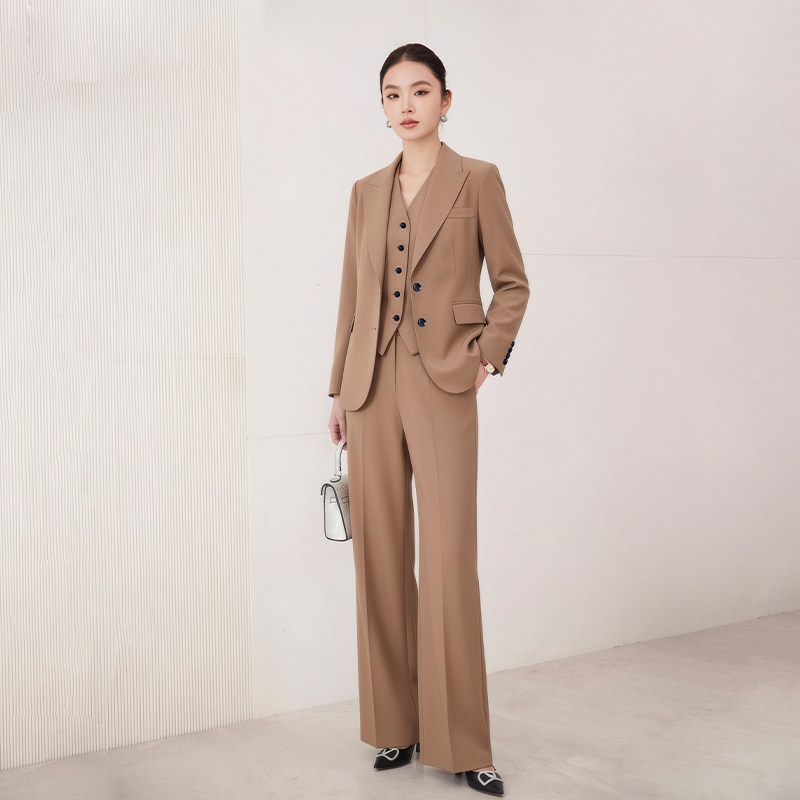 诗璐雅老钱风卡其色西装马甲三件套女士高级感职场通勤阔腿裤套装