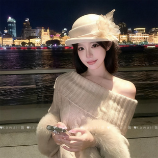 白色羽毛花朵卷边礼帽女秋冬赫本风羊毛呢贝雷帽千金气质盆帽 法式