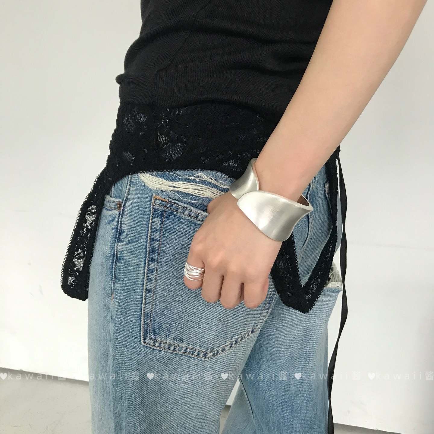 银色复古磨砂宽边手镯图片