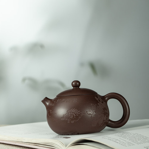 手工紫砂西施鱼纹雕刻礼盒茶壶
