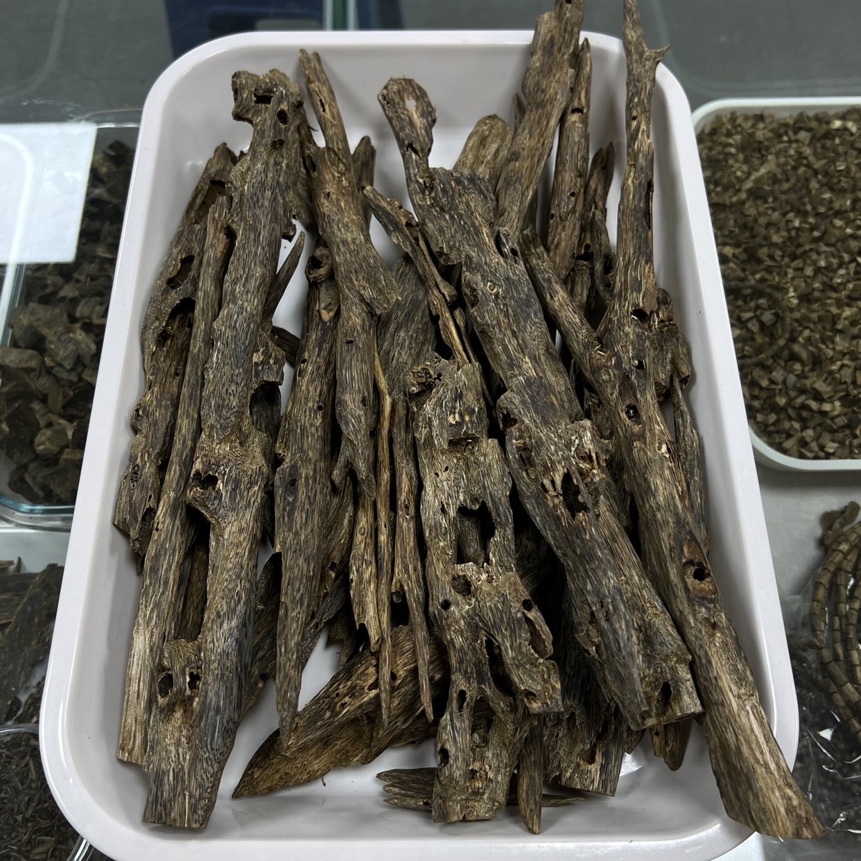 虫咬结香天然奇楠棋楠原料熏持久留香碎料虫漏眼沉香刮木香木条棍
