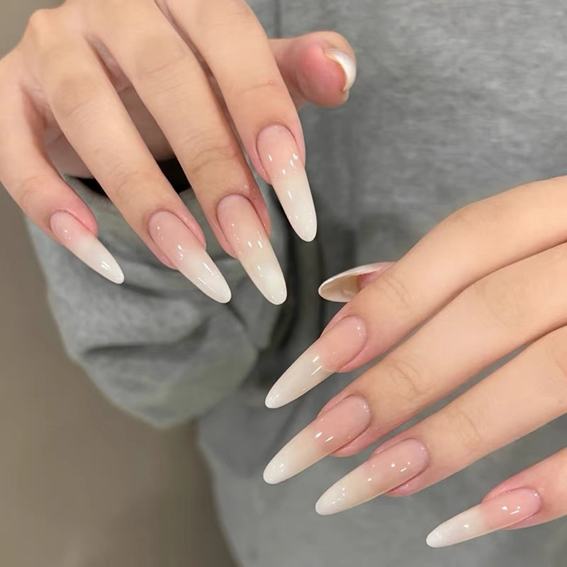 简约显白裸色乳白渐变美甲
