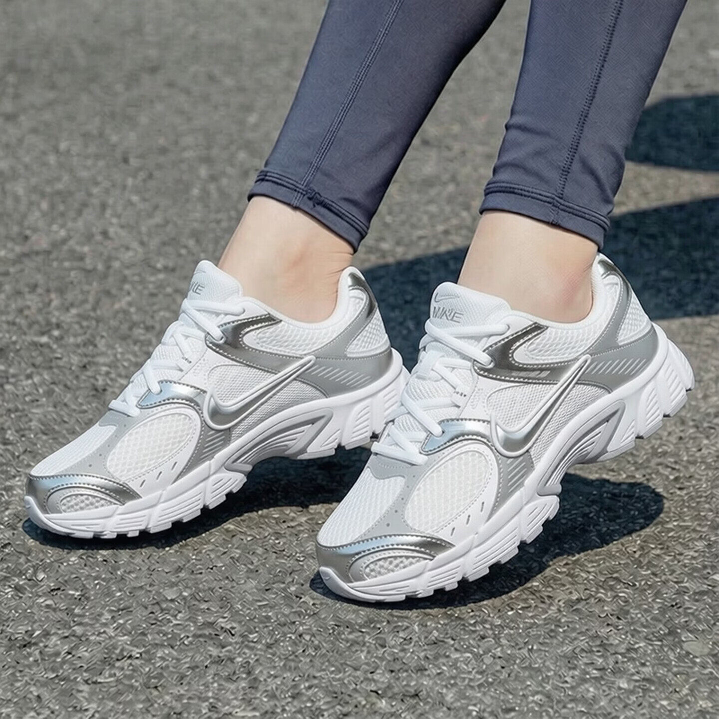 Nike耐克2026年新款女鞋复古运动鞋透气轻便百搭休闲跑步鞋白色