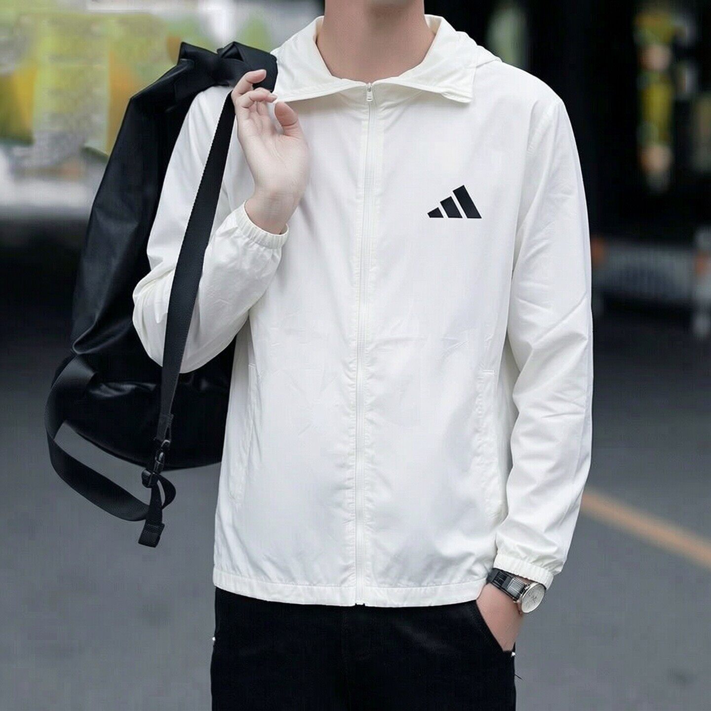 阿迪达斯梭织外套男新款米白连帽户外运动服跑步透气防风梭织夹克