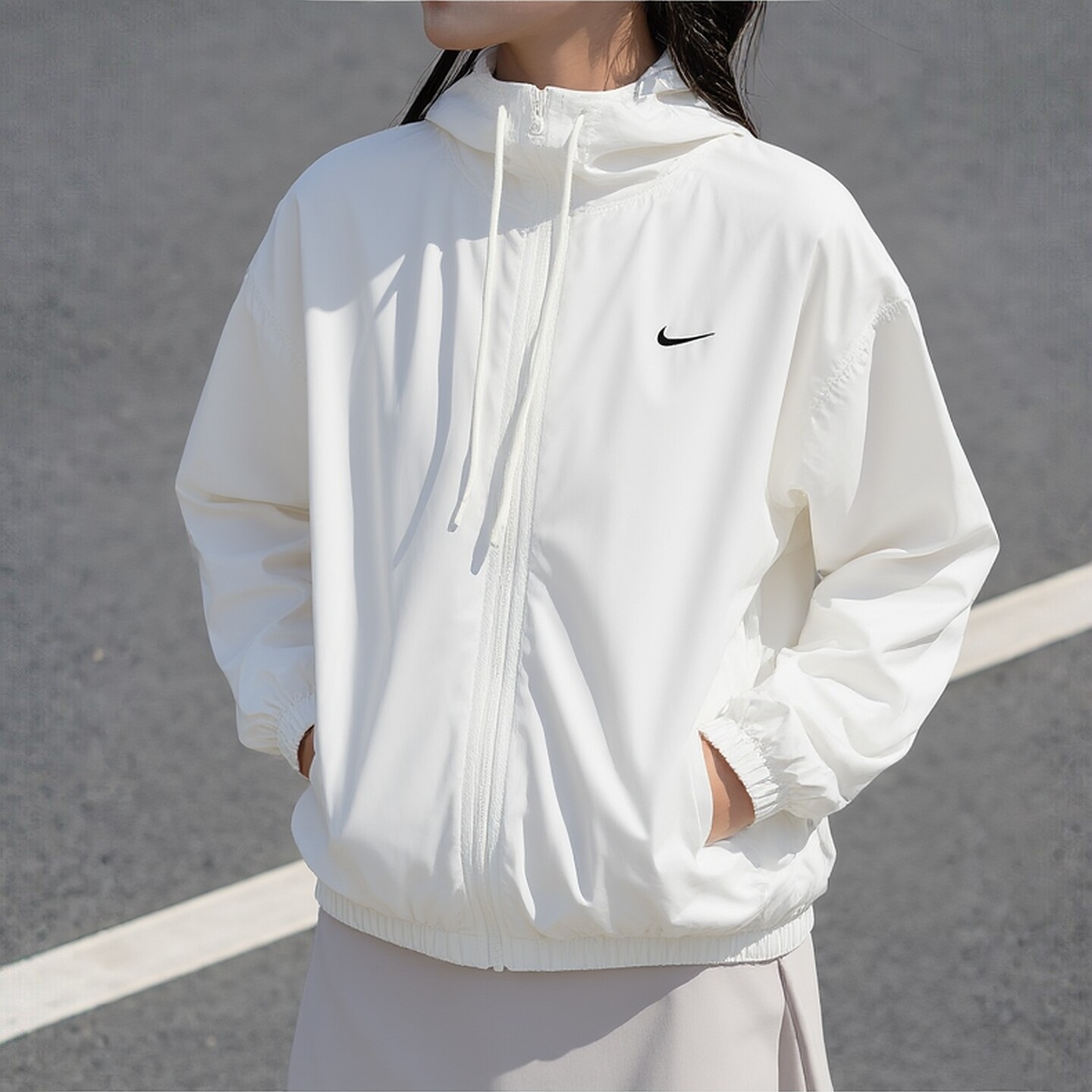 Nike耐克2026年新款白色防晒衣女子薄款夹克潮流连帽外套运动上衣