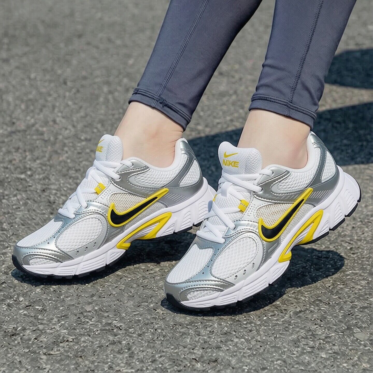 Nike耐克潮流时尚运动鞋新款银色休闲鞋女子老爹鞋透气网面跑步鞋